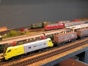 061 Dispo-E-Lok Taurus vor einem Containerzug